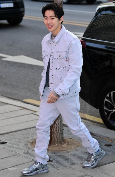 [TEN 포토] 박재범 '청청패션도 완벽하게 소화'