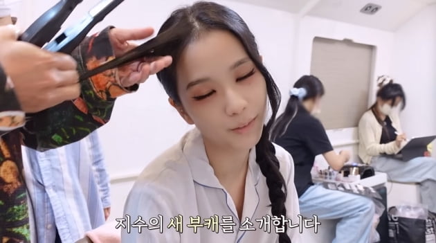 '맏언니' 지수, 리사 옛날 핸드폰 속 블랙핑크 단체사진 "다 어렸다, 나만 빼고"