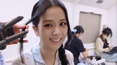 '맏언니' 지수, 리사 옛날 핸드폰 속 블랙핑크 단체사진 "다 어렸다, 나만 빼고"