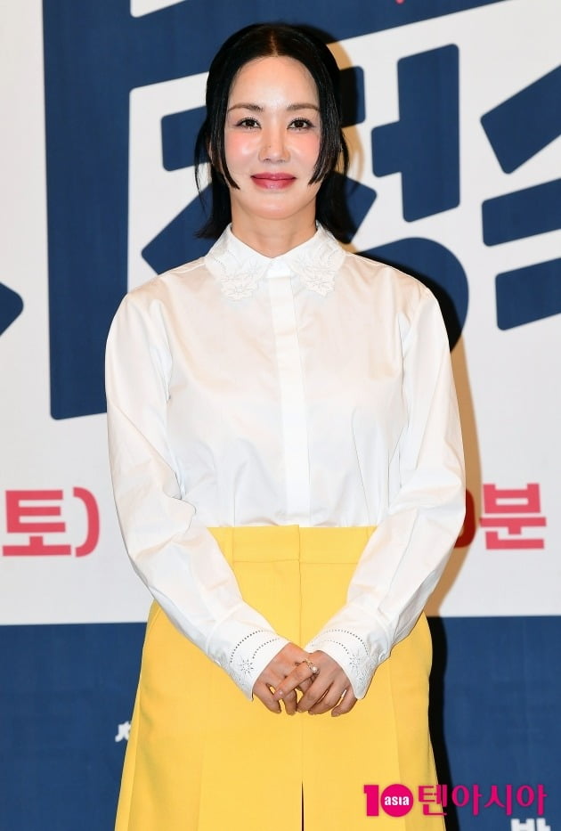 [TEN 포토] 엄정화 '봄을 입고 왔어요'