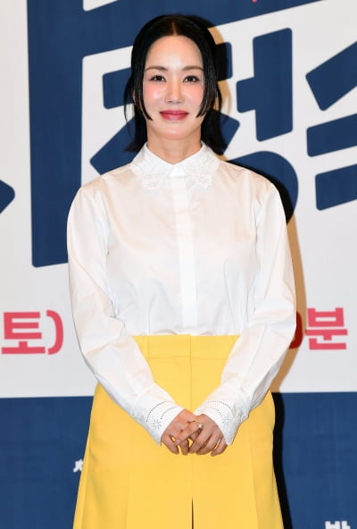 [TEN 포토] 엄정화 '봄을 입고 왔어요'