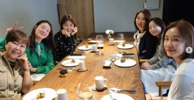 최지우,막내가 언니들에게 한 턱 쐈다...끈끈한 우정 여배우 사모임