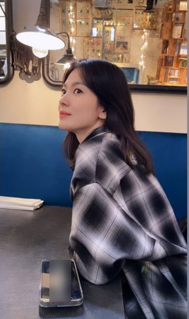 송혜교, 분위기 여신...투명한 피부