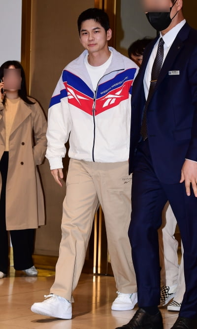 [TEN 포토] 옹성우 '특급경호 받으며'