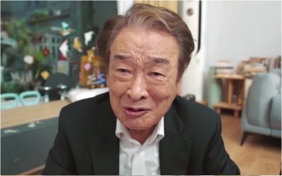 원로 배우 이순재, 손녀 옆에서 무릎 꿇고 오열