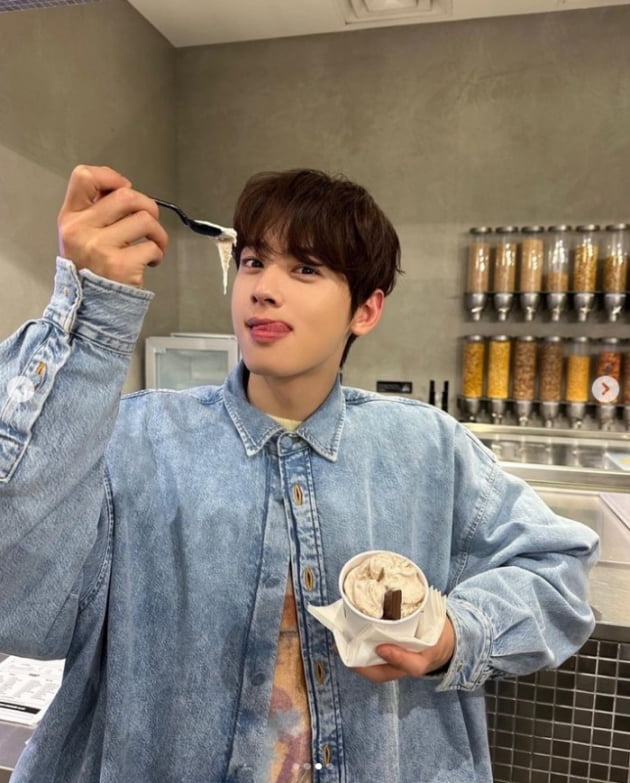 차은우, 월요병 날리는 달콤한 눈빛...귀공자 포스