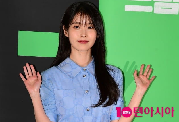 [TEN 포토] 아이유 '손 인사하는 인형'
