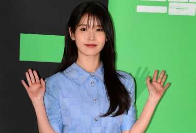[TEN 포토] 아이유 '손 인사하는 인형'
