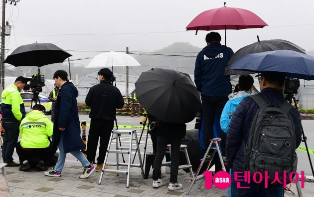 [TEN 포토] BTS 제이홉 '입대 기다리는 취재진'