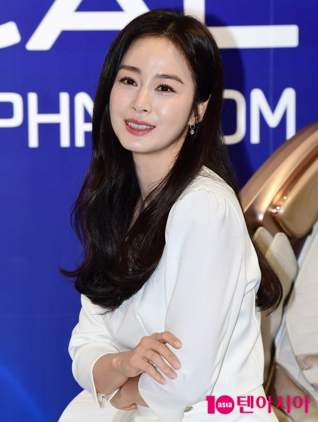 [TEN 포토] 김태희 '반사판 없이도 빛나는'