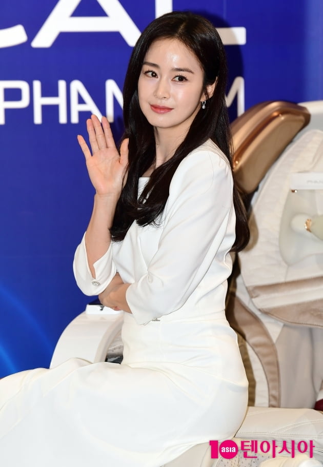 [TEN 포토] 김태희 '여신급 인사'