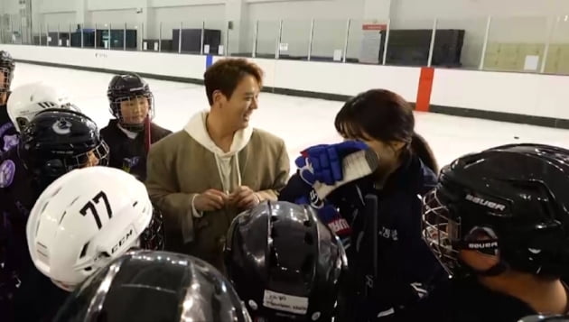 썸녀 만나러 제주도까지 간 김용준…훈남 외국인 직장 동료 견제 "잘생겼는데?"('신랑수업')