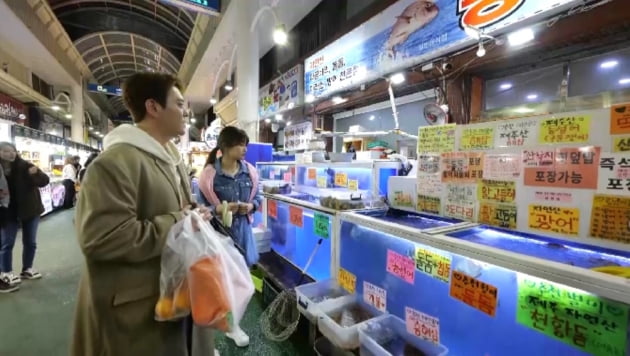 썸녀 만나러 제주도까지 간 김용준…훈남 외국인 직장 동료 견제 "잘생겼는데?"('신랑수업')