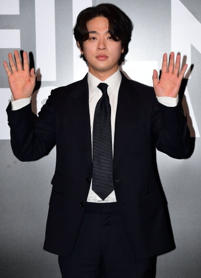 [TEN 포토] 박정민 '젠틀한 양손 인사'