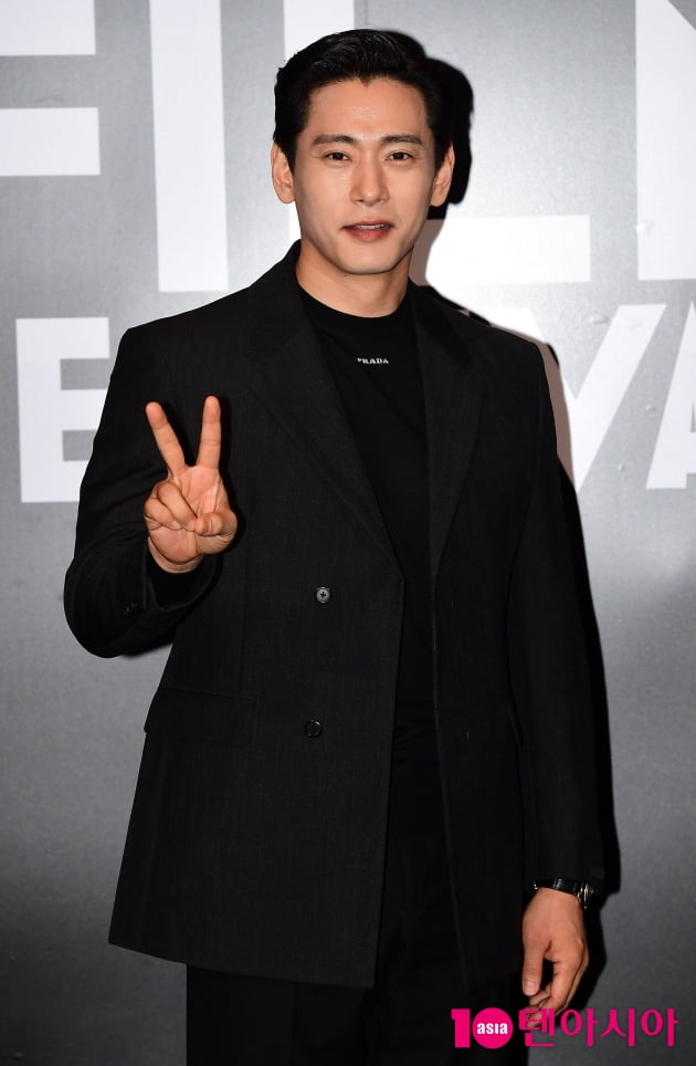[TEN 포토] 유태오 '귀엽게 브이'