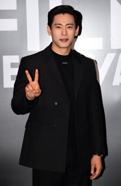 [TEN 포토] 유태오 '귀엽게 브이'