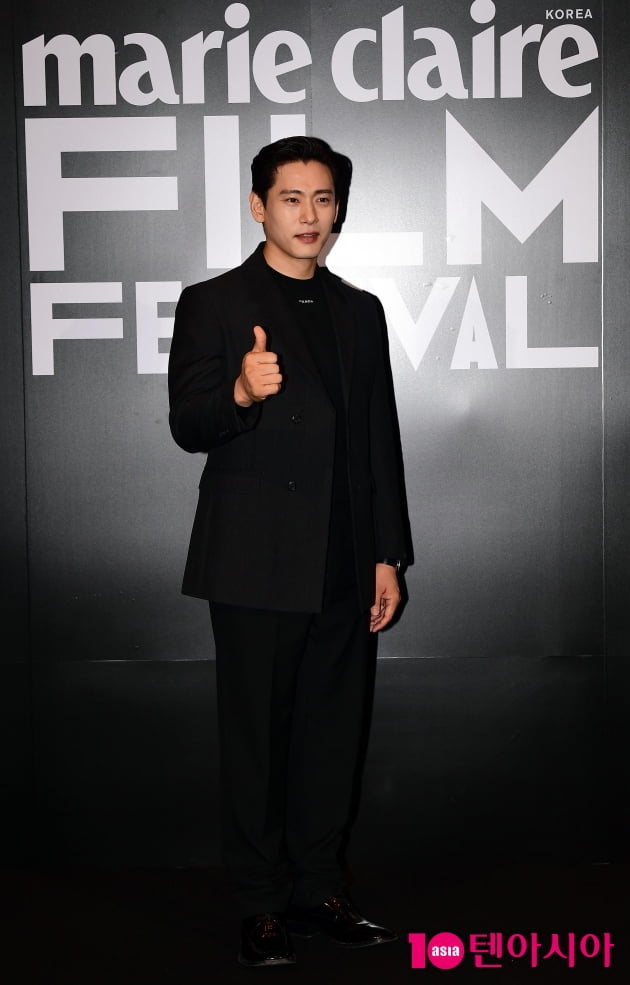 [TEN 포토] 유태오 '멋지게 엄지척'
