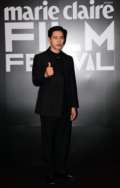 [TEN 포토] 유태오 '멋지게 엄지척'