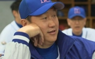 '선발 라인업 제외' 이대호, 더그아웃 응원단…이홍구 위로하다 급 현타('최강야구')