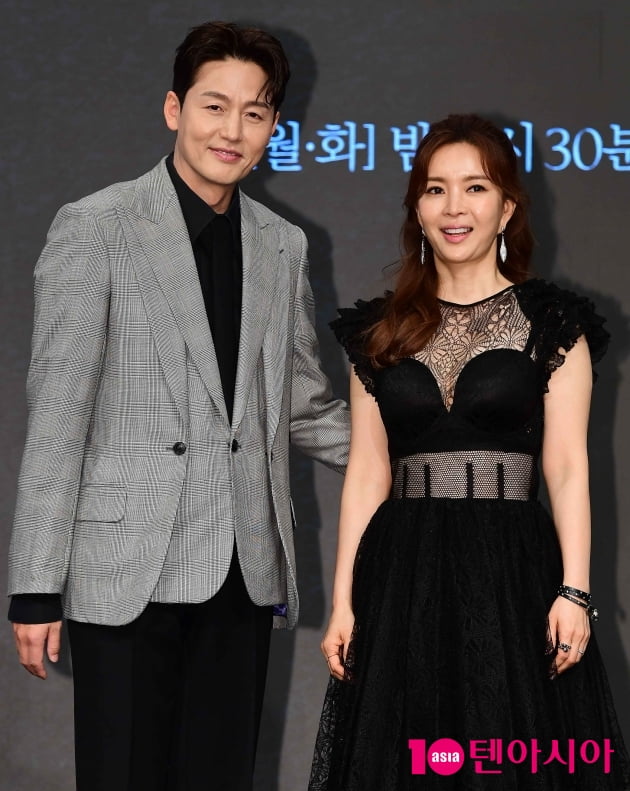 [TEN 포토] 이정진-신은정 '첫 부부호흡'