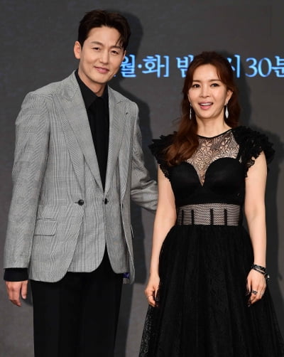 [TEN 포토] 이정진-신은정 '첫 부부호흡'