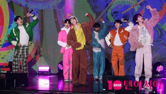 [TEN 포토] 블리처스 '타이틀곡 '마카레나' 귀여운 춤선'