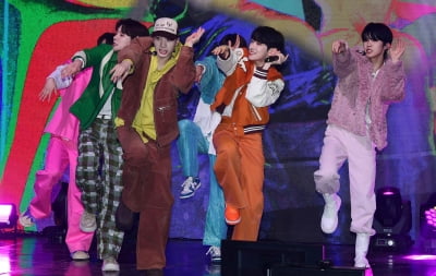 [TEN 포토] 블리처스 '신나는 무대'