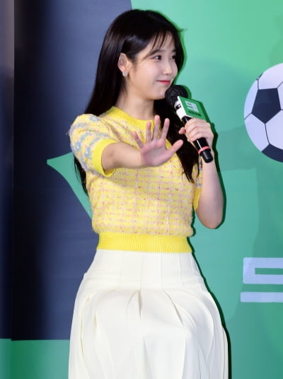 [TEN 포토] 아이유 '팀 응원도 귀엽게하네'
