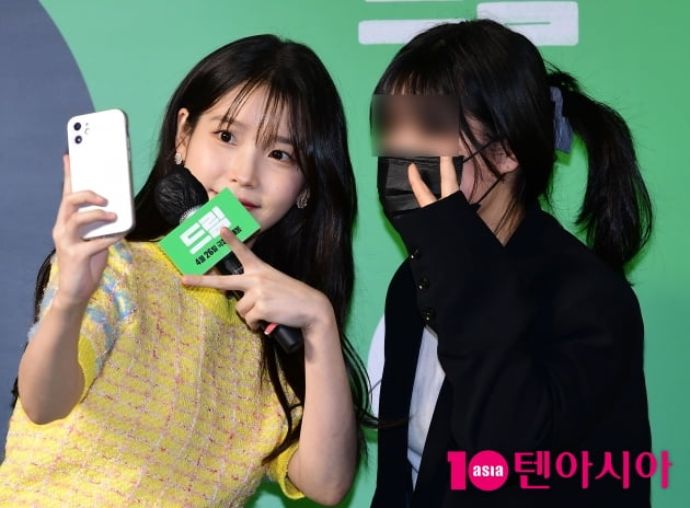 [TEN 포토] 아이유 '팬과 같이 귀엽게 브~이'