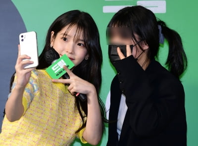 [TEN 포토] 아이유 '팬과 같이 귀엽게 브~이'