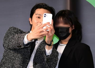 [TEN 포토] 박서준 '팬에게 특급서비스'