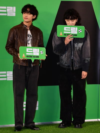 [TEN 포토] BTS 정국 '멋짐과 수줍음'