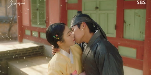 [종합] '열애사' 신예은♥려운, 눈꽃 아래 뜨거운 키스 포착