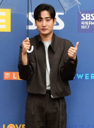 [TEN 포토] 박재정 '첫 정규앨범 'Alone' 엄지척'