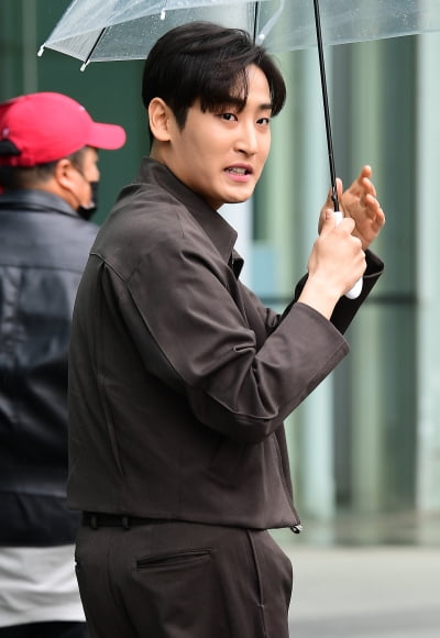 [TEN 포토] 박재정 '뒤돌아 보면 심쿵'