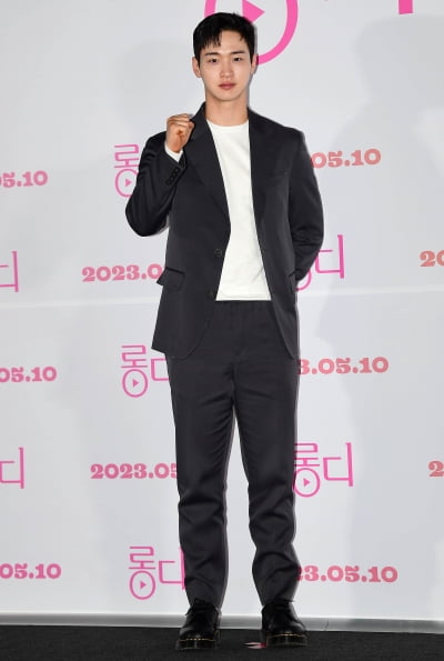 [TEN 포토] 장동윤 '롱디 힘찬 파이팅'