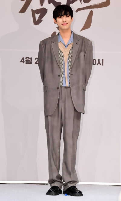 [TEN 포토] 안효섭 '그림자 마저 멋짐'