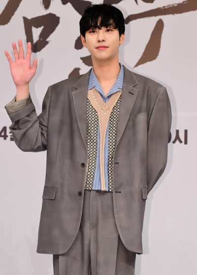 [TEN 포토] 안효섭 '인사하는 만찢남'