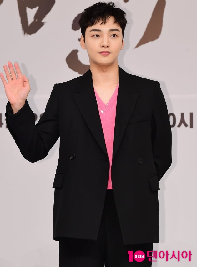 [TEN 포토] 김민재 '잘생긴 간호사'