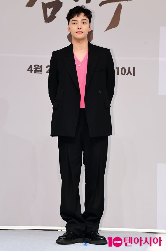[TEN 포토] 김민재 '확 바뀐 분위기'