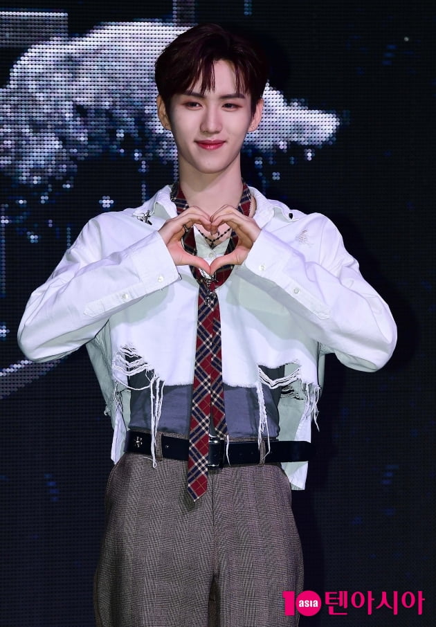 [TEN 포토] 이펙스 예왕 '왕자님의 하트'