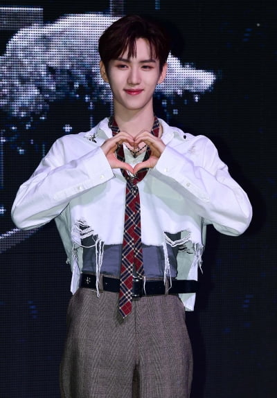 [TEN 포토] 이펙스 예왕 '왕자님의 하트'