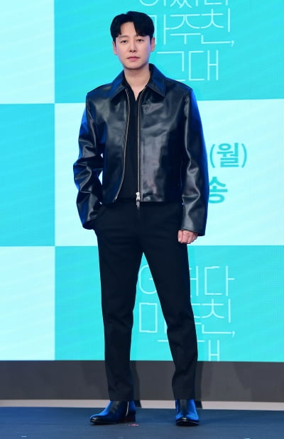 [TEN 포토] 김동욱 '깔끔한 블랙'