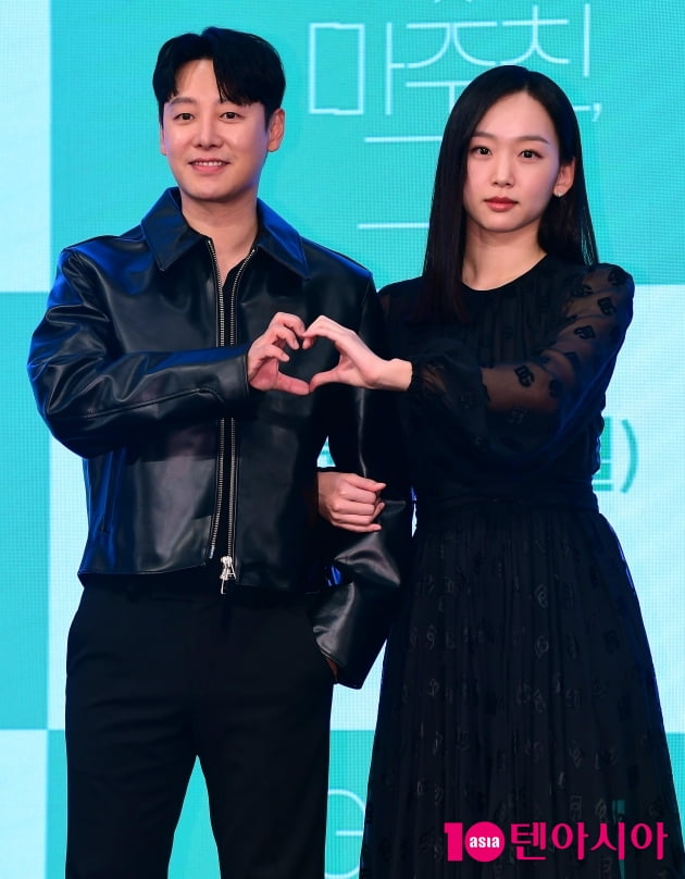 [TEN 포토] 김동욱-진기주 '함께 만든 하트'