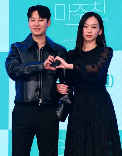 [TEN 포토] 김동욱-진기주 '함께 만든 하트'