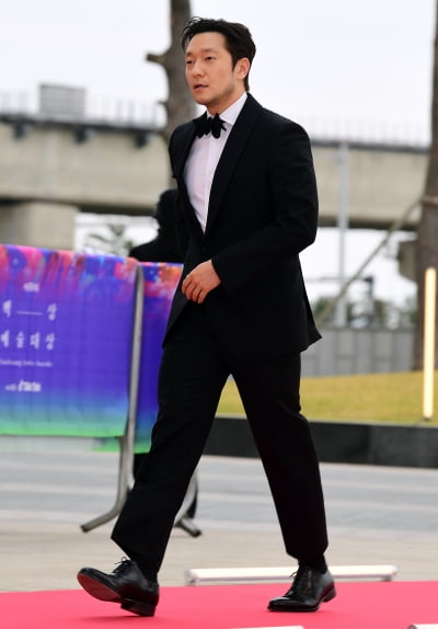 [TEN 포토] 손석구 '터프한 걸음걸이'