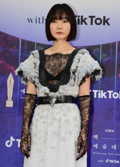 [TEN 포토] 배두나 '말라도 너무 마른몸매'