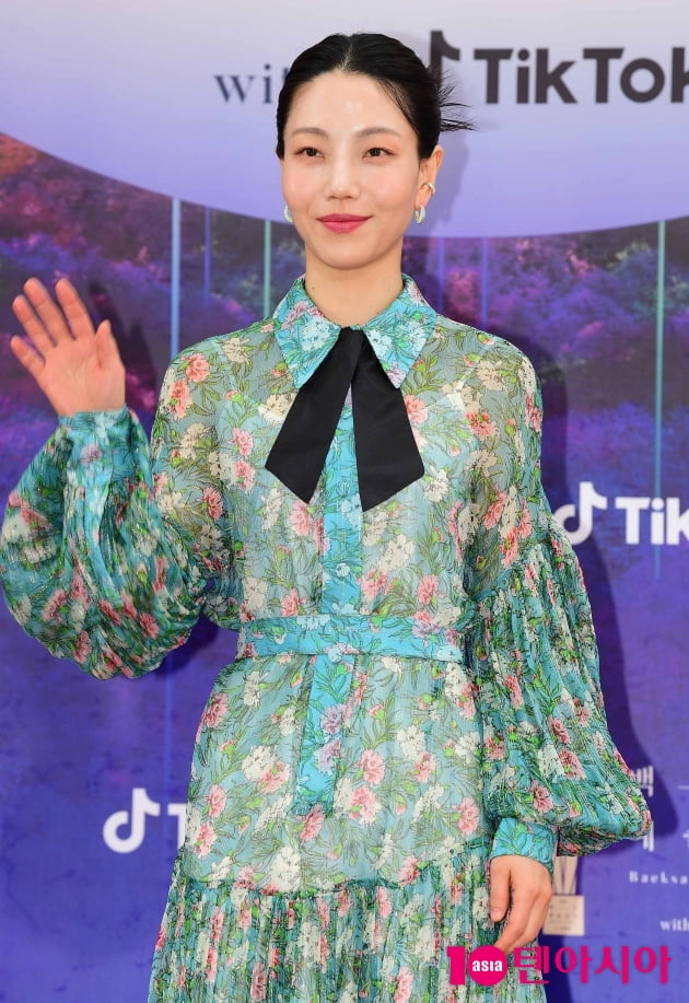 [TEN 포토] 김신록 '여배우의 남다른 포스'