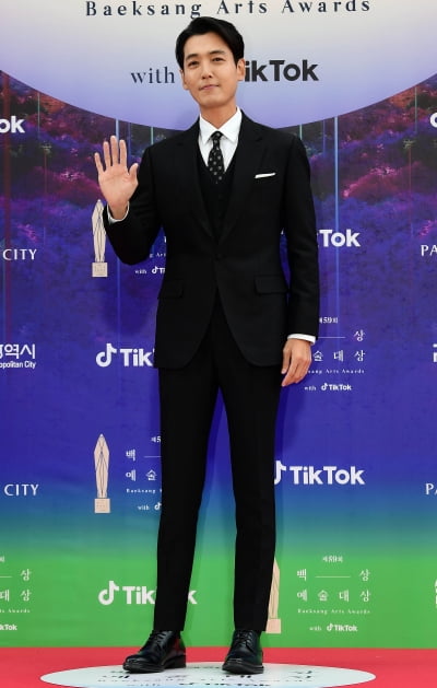 [TEN 포토] 정경호 '젠틀한 인사'