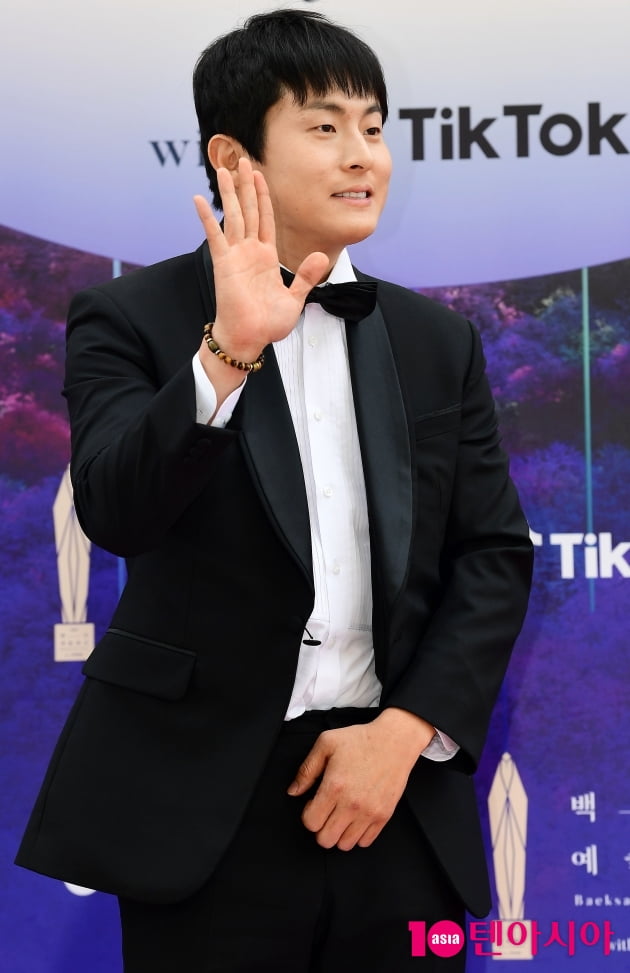 [TEN 포토] 기안84 '빨리 인사하고 가야지'